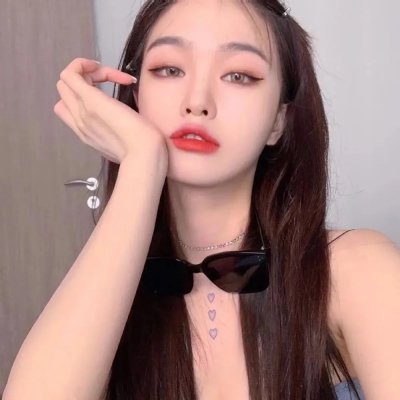 葡萄架下的女神